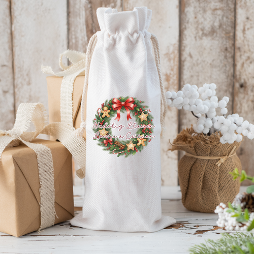 White gift bag with Christmas wreath design 