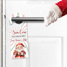Load image into Gallery viewer, Hanger Drws Galwch Yma Siôn Corn | Stop Here Santa Door Hanger

