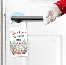 Load image into Gallery viewer, Hanger Drws Galwch Yma Siôn Corn | Stop Here Santa Door Hanger
